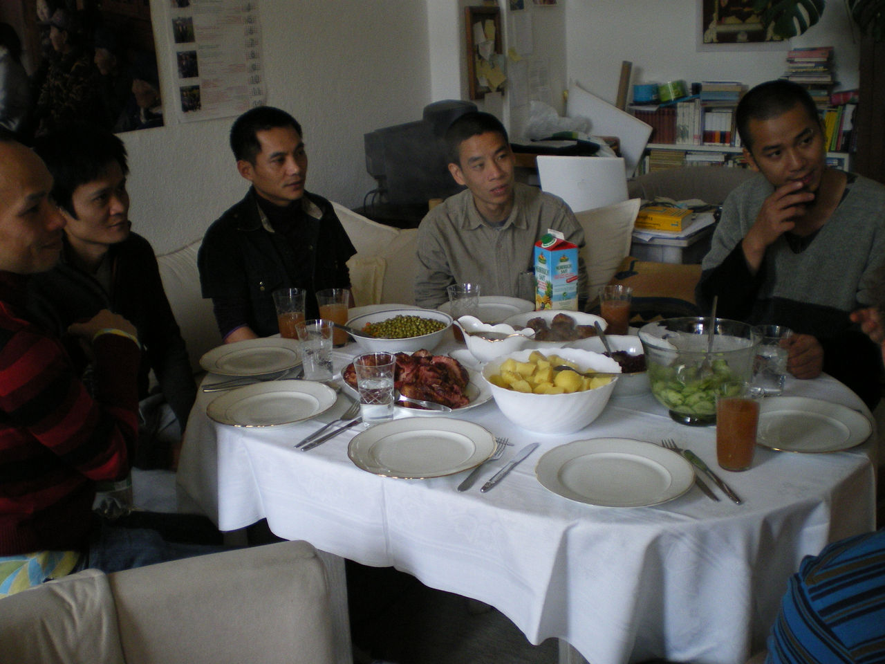 Photographic documentation of RYLLEGA Berlin (Truong Tan, Nguyen Quang Huy, Nguyen Minh Thanh, Nguyen Minh Phuoc and Nguyen Anh Tuan at a meal gathering, 20 September 2008)